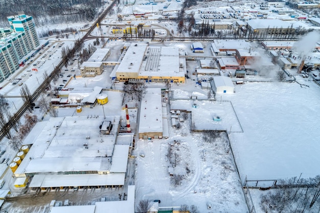 Вид на городской промышленный район с воздуха Зимний городской пейзаж