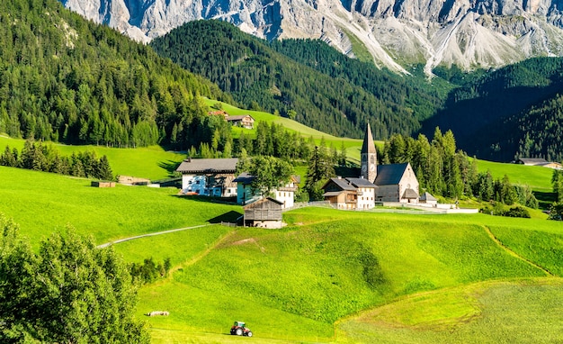 Dolomites 산에있는 Santa Maddalena Chruch와 함께 Val di Funes의 전망. 이탈리아 사우스 티롤의 유네스코 세계 유산