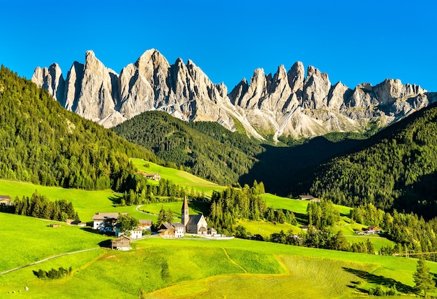 Dolomites 산에있는 Santa Maddalena Chruch와 함께 Val di Funes의 전망. 이탈리아 사우스 티롤의 유네스코 세계 유산
