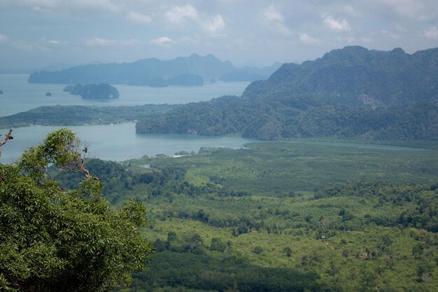 Вид на долину и острова и горы Андаманского моря со смотровой площадки Краби Таиланд