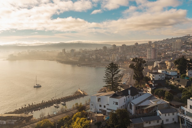 Vista di valparaiso, cile // città vicino al mare