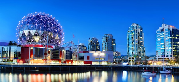 Vista di vancouver bc con porto al tramonto canada