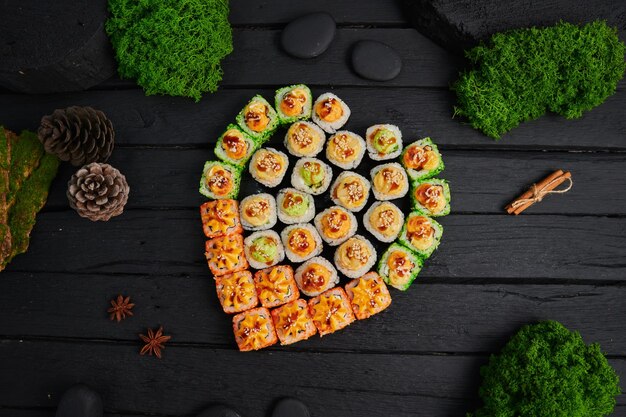 돌판에 놓인 다양한 스시와 롤의 전망 위에 일본 음식 축제 평면도