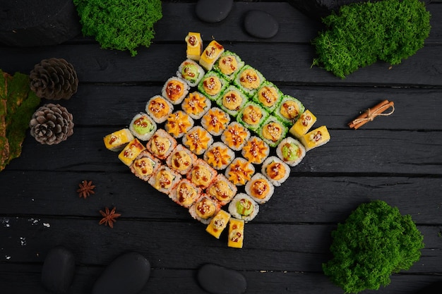 Выше вид на различные суши и роллы, размещенные на каменной доске, фестиваль японской еды, вид сверху, плоская планировка