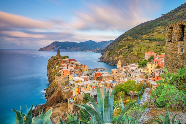 베르나차의 전경. 이탈리아 친퀘테레 국립공원(Cinque Terre National Park)의 5개의 유명한 다채로운 마을 중 하나