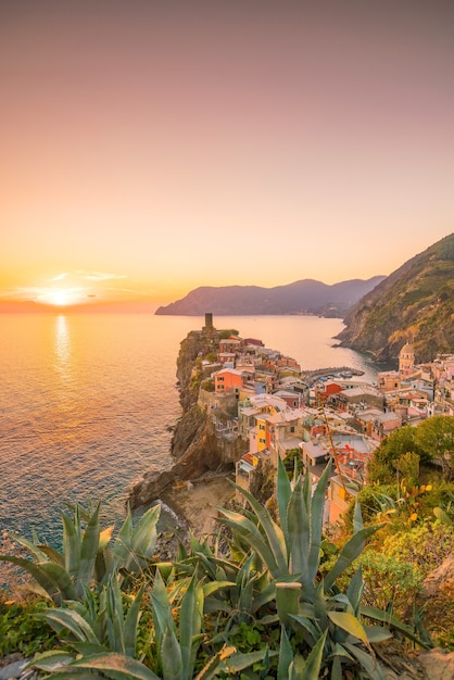 해질녘 Vernazza의 전망입니다. 이탈리아 친퀘테레 국립공원(Cinque Terre National Park)의 5개의 유명한 다채로운 마을 중 하나