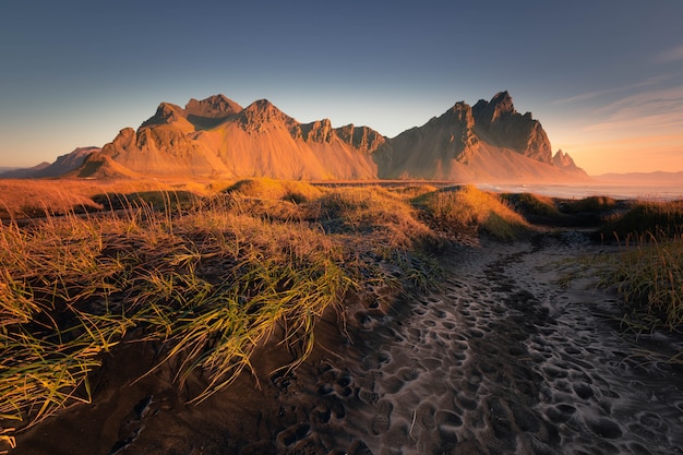 아이슬란드 Stokksnes 해변에서 Vestrahorn 산을 봅니다.