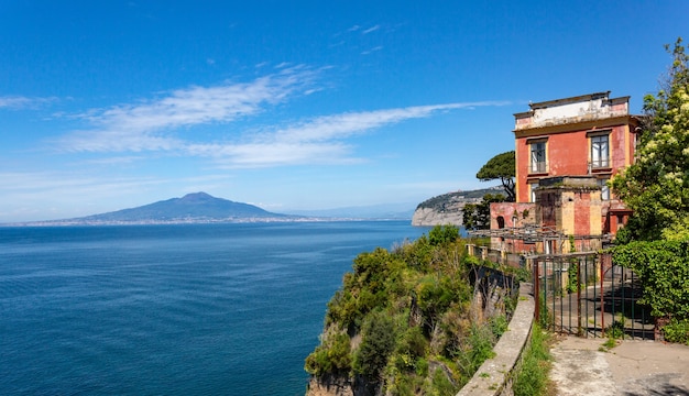 이탈리아 캄파니아 주 나폴리 만(Gulf of Naples)에 있는 오래된 버려진 빌라를 통해 베수비오(Vesuvius)의 전망