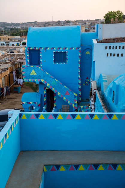 Vista del villaggio da una bella terrazza di una tradizionale casa blu in un villaggio nubiano