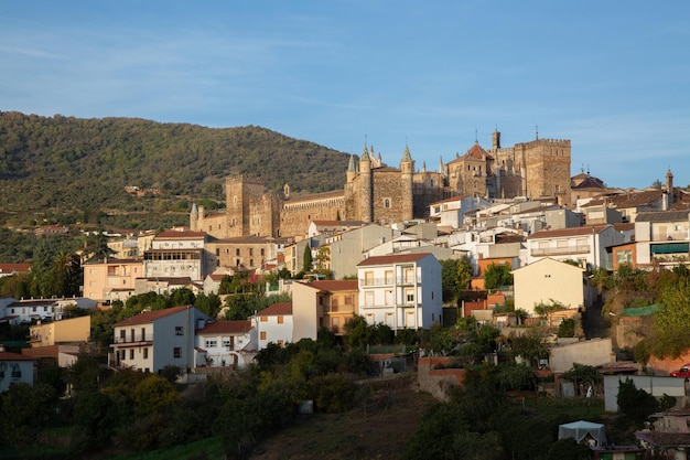 村と修道院グアダルーペ スペインのビュー