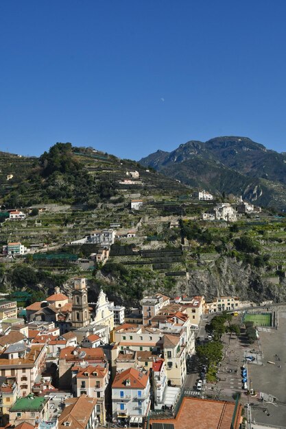 Photo view of a village in the mountains of the amalfi coast in italy