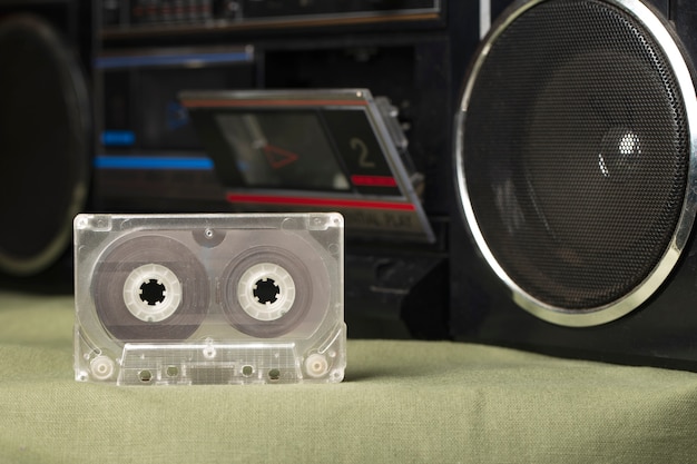 Foto vista del boombox vintage con cassetta