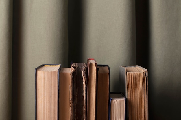 Foto vista della pila di libri d'epoca