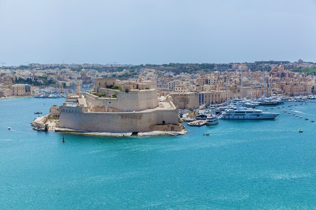Valletta의 벽에서 Vittoriosa 항구와 중세 대포의 전망