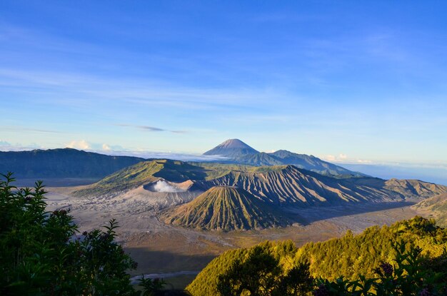 Photo view of volcanic landscape against sky