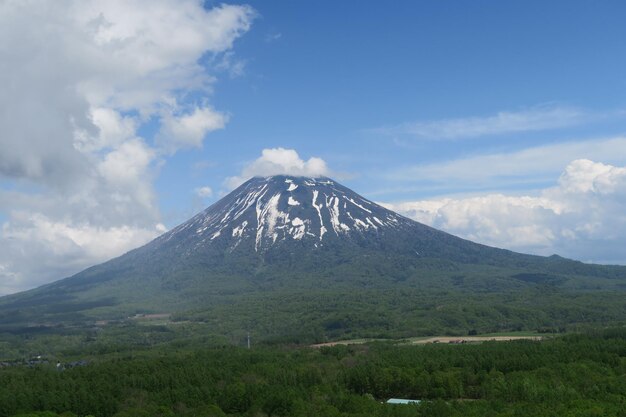 Photo view of volcanic mountain against sky