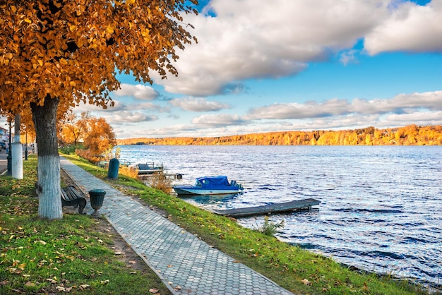 Photo view of the volga river from the shore in plyos and yellow autumn trees in sunlight