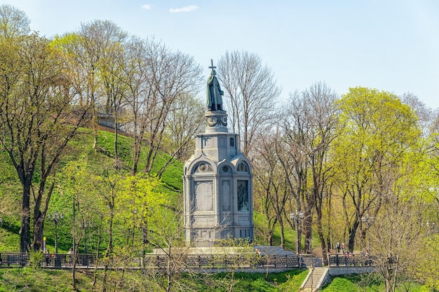 Foto vista della statua storica del grande monumento di volodymyr sulla collina di san vladimir nella città di kiev.