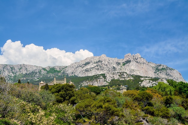 Vista del palazzo vorontsov e del monte aipetri in crimea