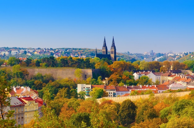 大聖堂と赤い屋根のある秋のチェコ共和国プラハのヴィシェフラドを眺め、季節の背景を旅する