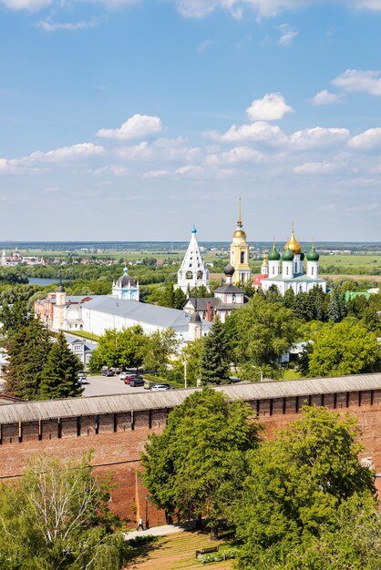 Foto vista del muro e delle chiese del cremlino di kolomna