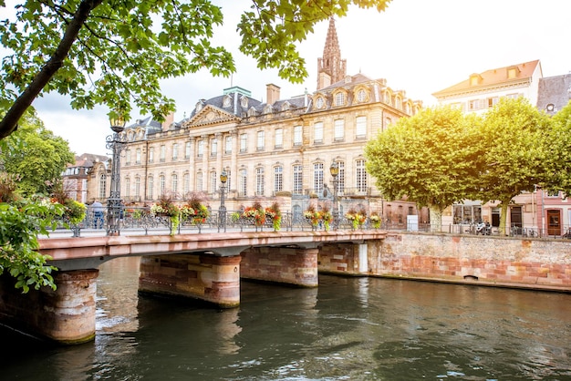 フランスのストラスブール市のロアン宮殿と橋のある水路の眺め