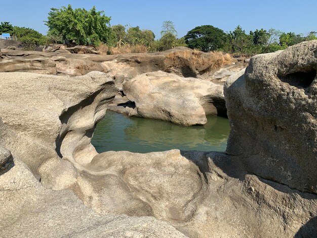 乾燥 の 季節 に 堤防 の 水 と 岩 の 景色 は とても 美しい