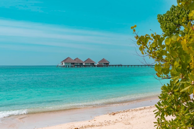 몰디브의 일출 시 수상 빌라의 전망은 럭셔리 여행의 개념입니다.