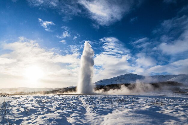 Foto vista della cascata contro un cielo nuvoloso