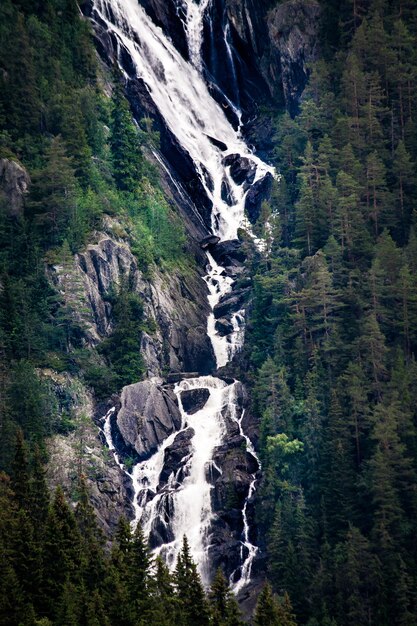 Foto vista della cascata contro le rocce