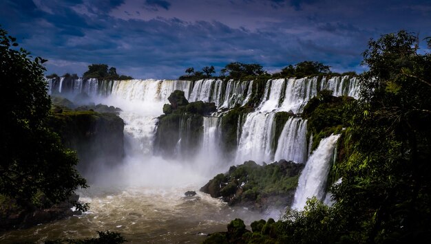 Foto vista della cascata contro il cielo