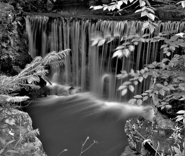 Foto vista della cascata lungo le rocce