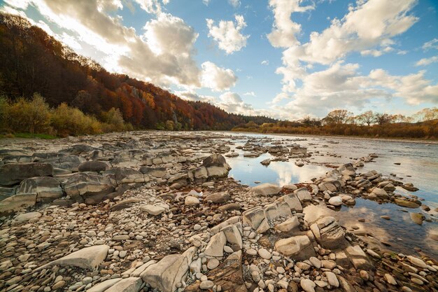 Photo view of the waterfall in autumn waterfall in autumn colors mountain river in the autumn landscape ukraine river stryj