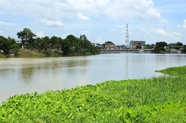 랏차 부리 태국 근처 meaklong 강에 워터 프론트 하우스의보기
