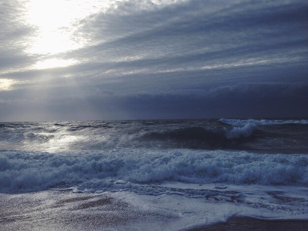 Photo view of waves against the sky