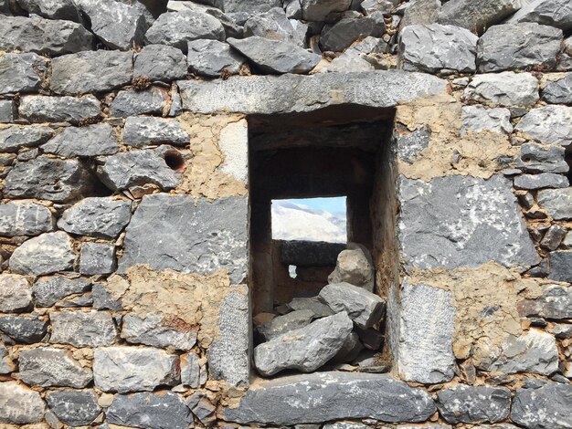 Photo view of weathered wall of old building