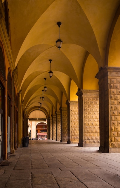 Вид на известные арки Болоньи, Италия