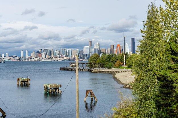 Foto una vista di un molo e lo skyline di seattle