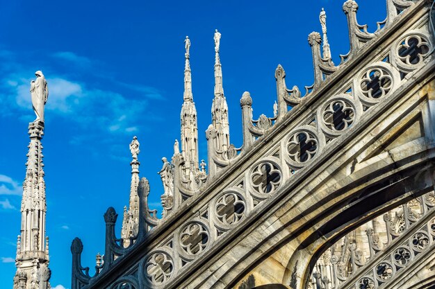 Foto mostra a statue di marmo bianco sul tetto del famoso duomo di milano in italia