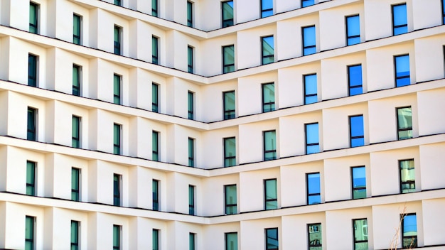 Вид на белое современное многоквартирное здание Идеальная симметрия с голубым небом Геометрическая архитектура