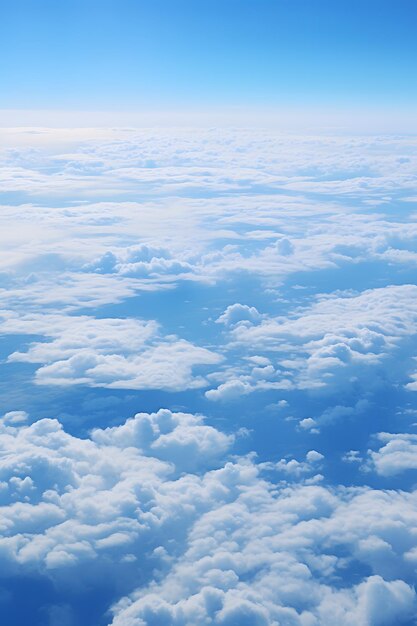 平らなエリアの上に青い雲がある白い空の景色