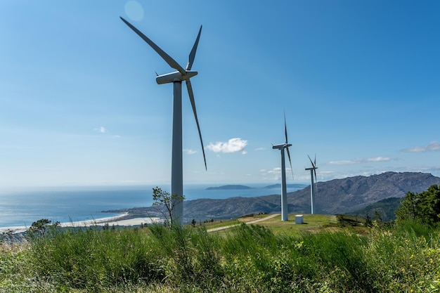 Foto vista della produzione di energia delle turbine eoliche vicino all'oceano atlantico spagna