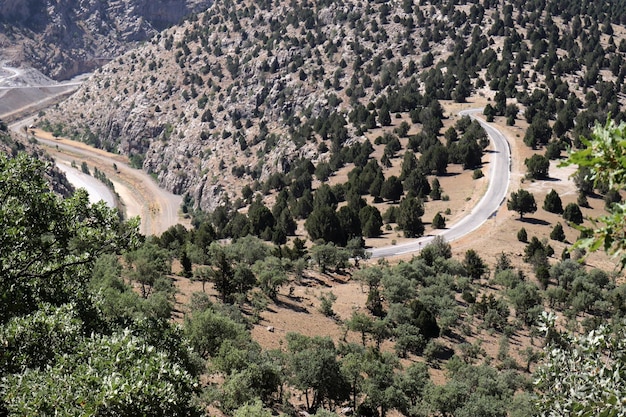 Vista della strada tortuosa nelle montagne del tauro in turchia