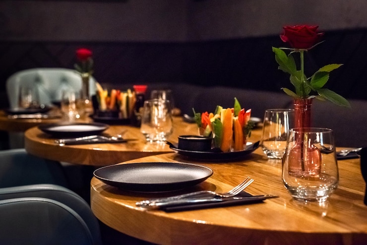 Photo view of wine glasses on table in restaurant
