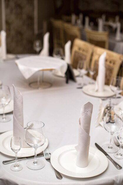 Photo view of wine glasses on table