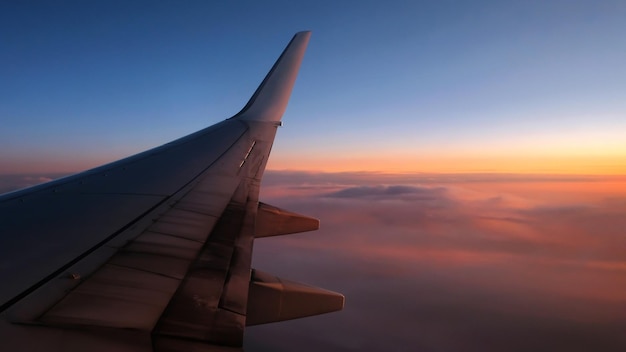 日没時の飛行機の翼の眺め