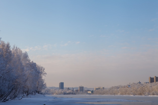 Вид на зимний город Красноярск из парка