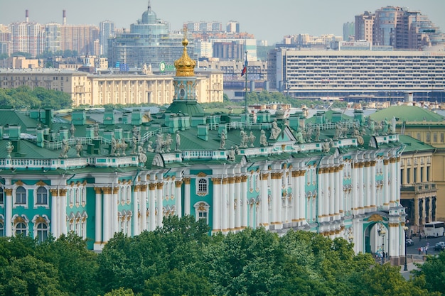 Photo view of the winter palace from the colonnade of st. isaac's cathedral in st. petersburg.