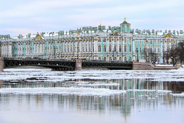 Вид на Зимний дворец и Дворцовый мост