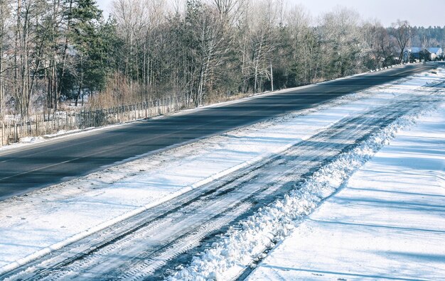 Foto vista della strada invernale nella giornata di sole